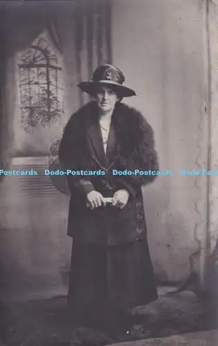 R325865 Frau mit Mantel und HutS J Martin Postkarte 1924