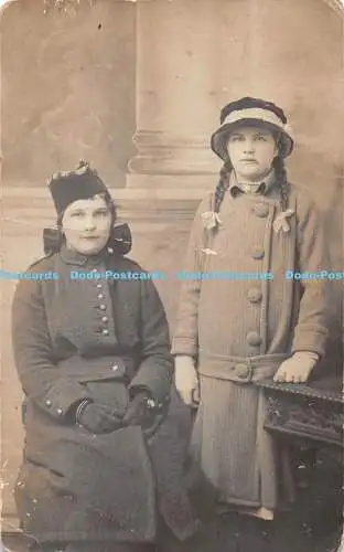 R330403 Zwei Damen in Mänteln und Mützen und Handschuhen Schwester Frene und Margaret