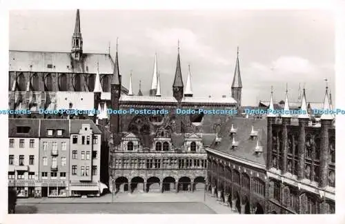 R332378 Lübeck Marktplatz und Rathaus Schoning