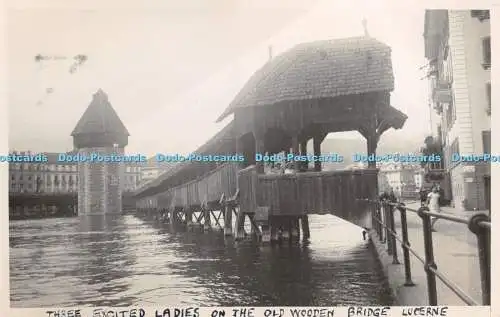 R334432 Drei aufgeregte Damen auf der alten Holzbrücke Luzern 1936