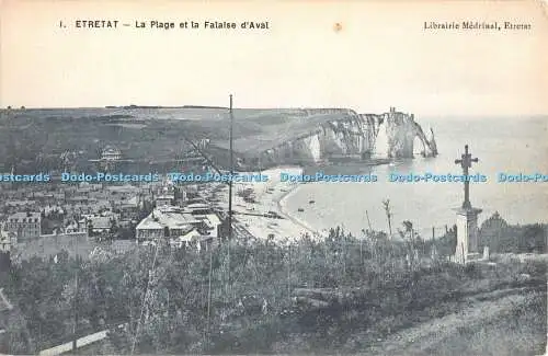 R329469 Etretat La Plage et la Falaise d Aval Librairie Medrinal