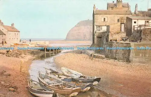 R329638 Staithes Boote Berg und Häuser Chadwick Ansichten Postkarte