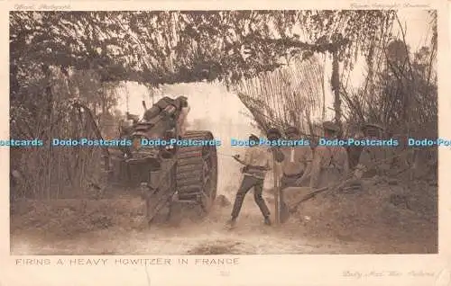 R333695 Abfeuern einer schweren Haubitze in Frankreich Crown Serie 4 Nr. 32 Daily Mail War Pi