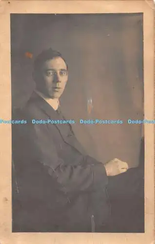 R338430 Ein Mann im Anzug mit Brille Postkarte