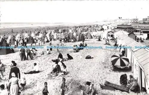 R338801 La Cote D Opale Berck Plage Vue de la plage Luc 1966