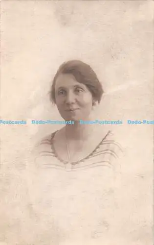 R337636 Frau mit Halskette Portrait H Bown Senr Postkarte