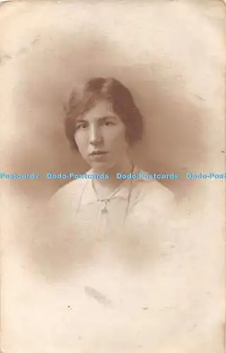 R337911 Frau mit kurzen Haaren Portrait The Hudson Studios Bilderrahmen bei Who