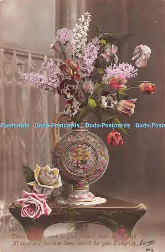 R338128 Eine Vase mit Blumen steht auf einem Tisch Mesange 1915