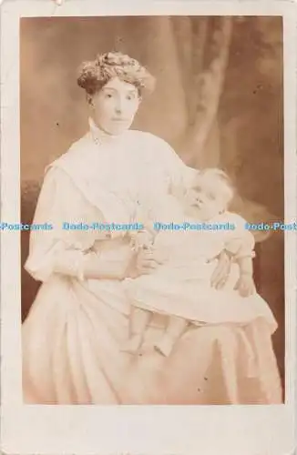R342126 Frau und Kind alte Fotopostkarte James Brown