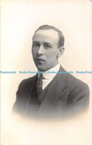 R337237 Mann mit kurzen Haaren und Anzug