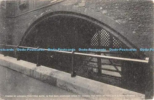 R349166 Tower of London Traitors Gate und The Gun Carriage used to Convey the Bo