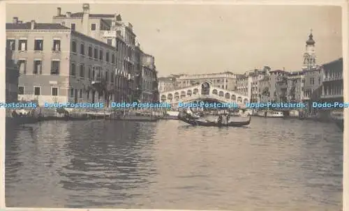 R354958 Blick vom Fluss auf die Stadt und die Brücke Clements und Newton H M S