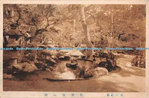 R358289 Unbekannter Standort Japan Park Der Mann sitzt am kleinen Gartenpool