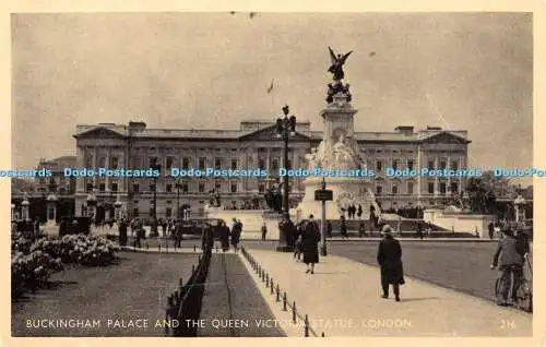 R362716 Buckingham Palace and the Queen Victoria Statue London 216