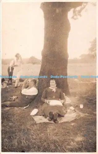 R361437 Menschen Frau Mann Baum Natur alte Fotografie Postkarte The Waltur Studios