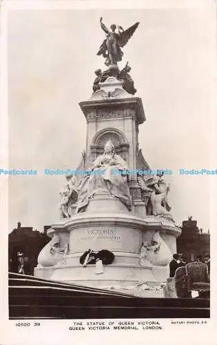 R363421 10500 39 The Statue of Queen Victoria Queen Victoria Memorial London Rot