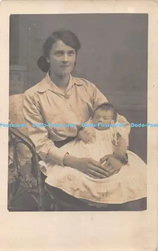 R361640 Frau und Kind alte Fotopostkarte