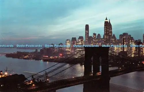 R365847 New York City Einbruch der Dunkelheit in Lower Manhattan mit Brooklyn Bridge Alfred M