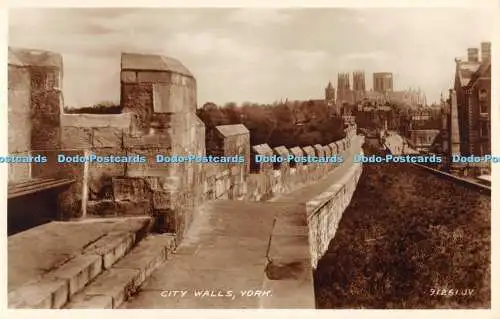 R369006 City Walls York 91261 Valentines RP