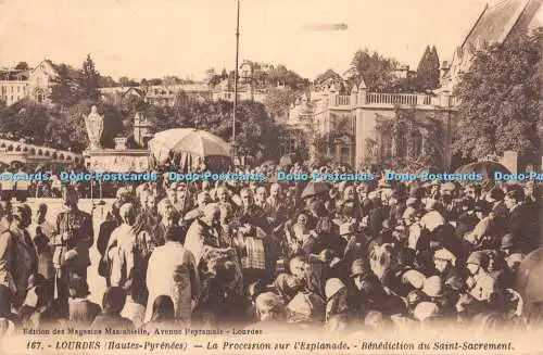 R370891 Lourdes Hautes Pyrenees La Procession sur l Esplanade Benediction du Sai