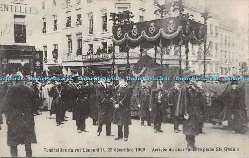 R371427 Arrivee du char funebre place Ste Gudule Funerailles du roi Leopold II 1