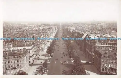 R369705 73 Paris Avenue des Champs Elysees Vue prise du haut de lArc de Triomphe