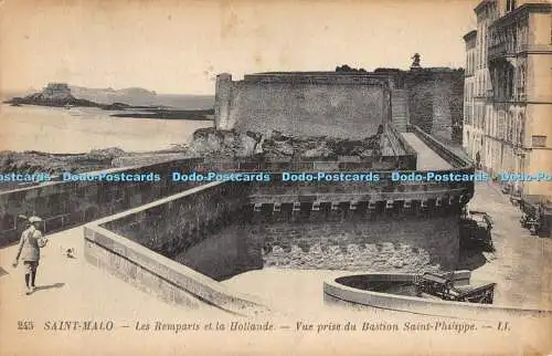 R369802 245 Saint Malo Les Remparts et la Hollande Vue prise du Bastion Saint Ph