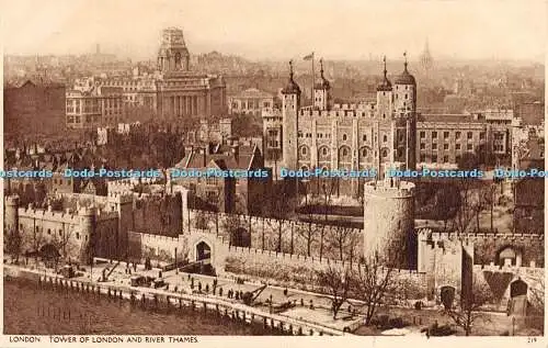 R370137 London Tower of London and River Thames 219 Beagles