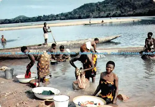 D098797 L Afrique en Couleurs. Waschen auf dem Fluss. Hoa Qui. Mexichrom