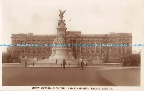 R370226 Queen Victoria Memorial and Buckingham Palace London The Royal London Re