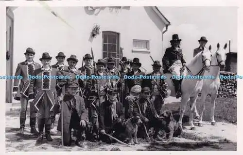 R372592 Gemeinsames Bild mit Soldaten zwei weißen Pferden und einem Hund 1952