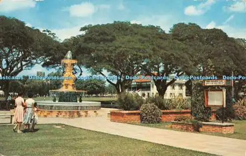 R374423 Water Fountain at Queen Elizabeth Walk Singapore Malayan Color Views 202