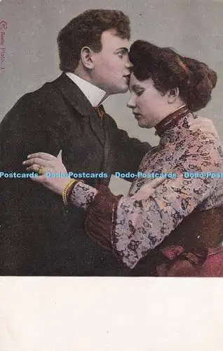 R373024 Ein Mann küsst eine Frau auf die Stirn Carte Postale