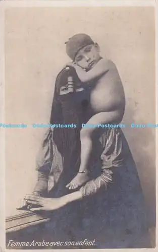 R373451 Femme Arabeavec son enfant The Cairo Postcard Trust