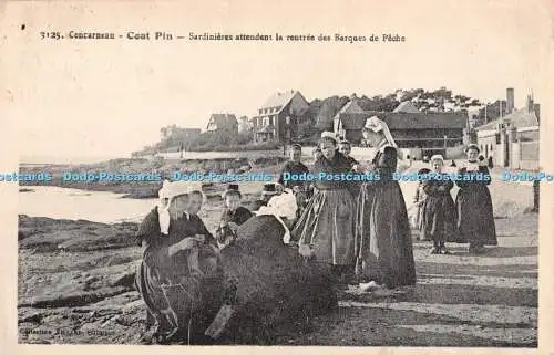 R375136 3125 Concarneau Mantelnadel Sardinieres attendant la reutree des Barques de