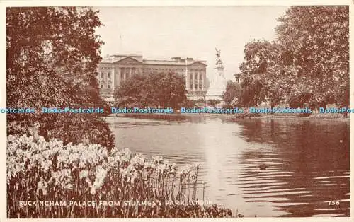 R377096 London Buckingham Palace from St James Park