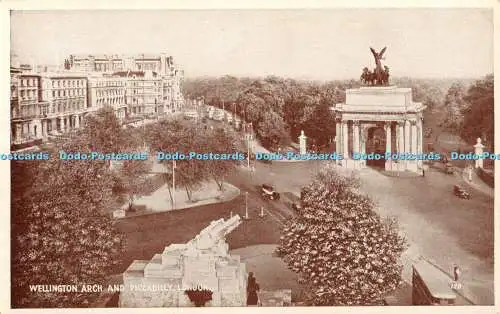 R377097 London Wellington Arch and Piccadilly