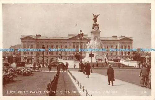 R377107 London Buckingham Palace and the Queen Victoria Statue