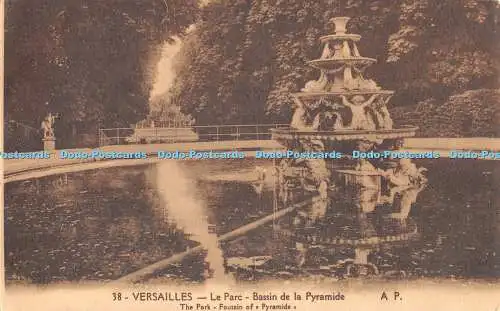 R376084 Versailles Der Parkbrunnen der Pyramide A Papeghin