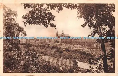 R382451 Prag Die Burg J K O Postkarte