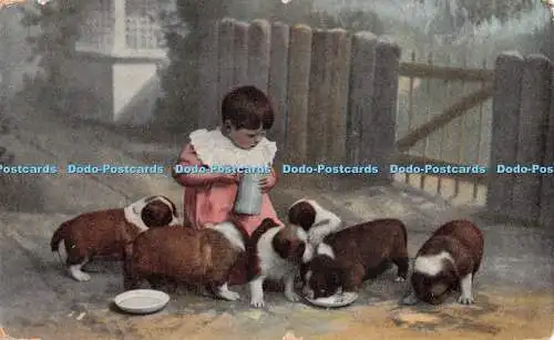 R381728 Kind mit kurzen Haaren und rosa Kleidung Hunde füttern F Hartmann Real Glos