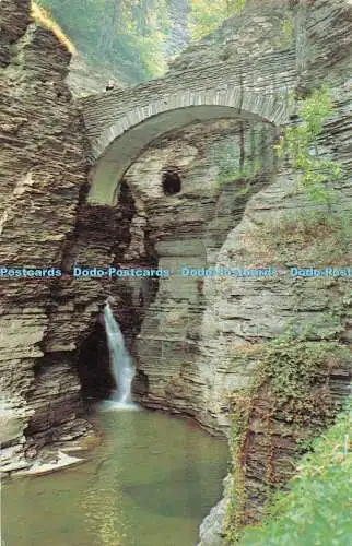 R383751 Sentry Bridge und Kaskade am Eingang zur Schlucht im Watkins Glen Park