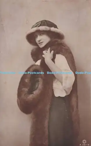 R385165 Junge Frau mit Fell Drehfoto A 261 5 RP