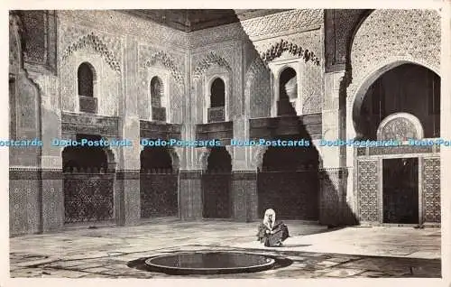 R387161 Unbekannte Kirche Ein Mann mit weißem Schal auf dem Kopf