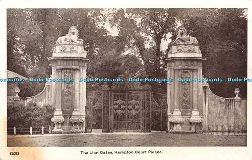 R386252 Hampton Court Palace Die Löwentore Sturm und Polden