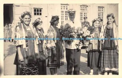 R393643 Frauen und Mann Blumen Nationalkostüme alte Fotografie Postkarte