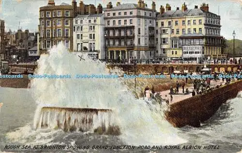 R391755 Rough Sea at Brighton zeigt Grand Junction Road und Royal Albion Hotel