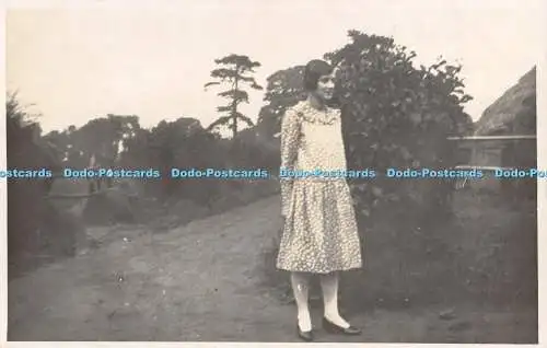 R393825 Frau alte Fotopostkarte