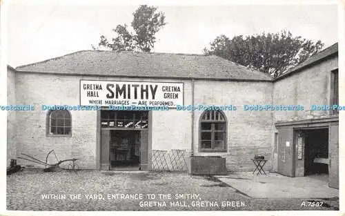 R390762 Innerhalb des Hofeingangs zur Schmiede Gretna Hall Gretna Green A7587 D
