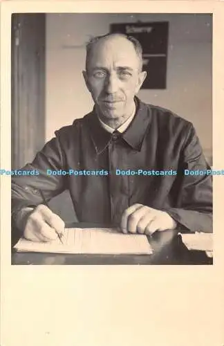 R395879 Der Mann schreibt in ein Notizbuch RP Postkarte